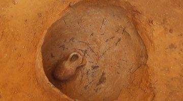 Parte do jarro encontrado em cemitério infantil - Divulgação/Autoridade de Antiguidades de Israel