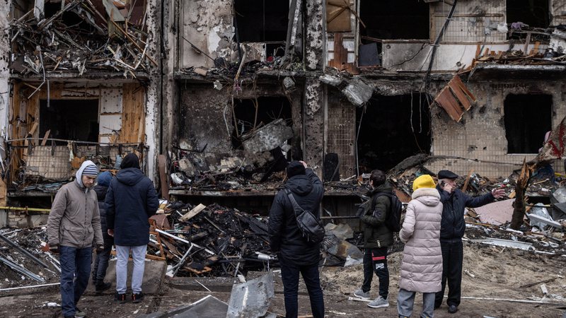 Guerra da Rússia deixa prédio destruído e mortos em Kiev