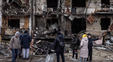 Guerra da Rússia deixa prédio destruído e mortos em Kiev - Getty Images