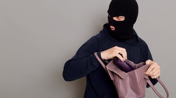 Imagem ilustrativa de ladrão com uma bolsa - Divulgação/FreePik