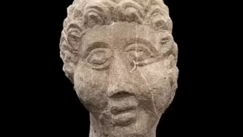 Parte da estátua descoberta enterrada na Inglaterra - Divulgação/Canterbury A Archeological Trust