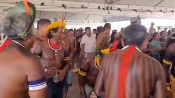 Trecho de vídeo que mostra os indígenas em comemoração pela decisão da Justiça - Reprodução/Vídeo/G1