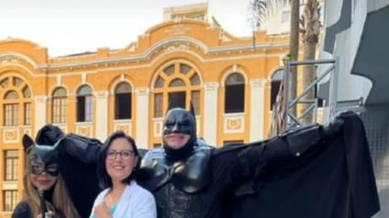 Imagem da vereadora ao lado de pessoa vestida de Batman - Reprodução/Instagram/mattosmaryanne