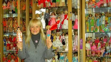 Bettina Dorfmann com suas bonecas Barbies - Reprodução/Guinness World Records