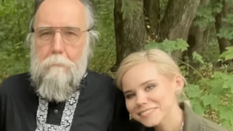 Daria Dugina ao lado do seu pai, o filósofo Alexander Dugin - Reprodução/Vídeo/UOL