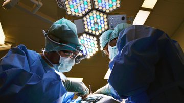 Imagem ilustrativa de médicos em uma cirurgia. - Divulgação/Pixabay