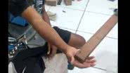Um dos funcionários levando paulada na mão pelo chefe. - Reprodução/TV Bahia