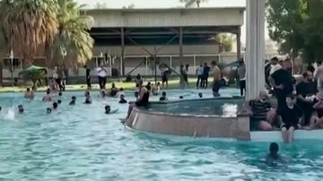 Manifestantes pulam em piscina de palácio presidencial do Iraque, em Bagdá - Reprodução/Vídeo