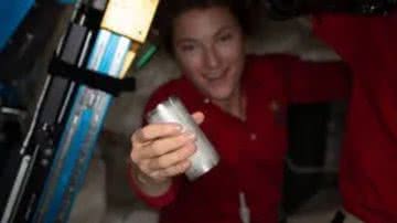 Astronauta segurando embalagem da bebida reciclada - Reprodução/NASA