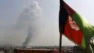Imagem ilustrativa da bandeira do Afeganistão com uma fumaça no fundo - Reprodução/Twitter/@N_Carvalheira