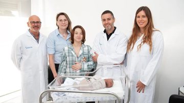 Azahara, Estefanía, Derek e a equipe médica - Divulgação/Juaneda Hospitales