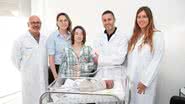 Azahara, Estefanía, Derek e a equipe médica - Divulgação/Juaneda Hospitales