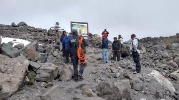 Equipe de resgate durante as buscas pelos alpinistas - Reprodução/Redes Sociais/Defesa Civil de Puebla