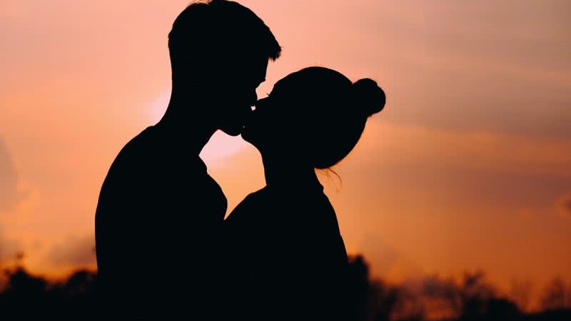 Imagem ilustrativa de casal se beijando - Foto de Jupilu, via Pixabay