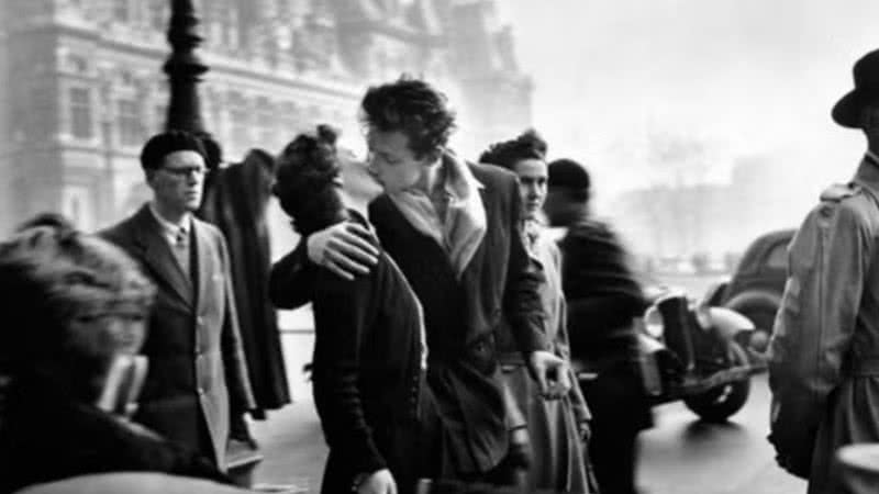 Reprodução da fotografia 'O beijo no Hôtel de Ville' - Reprodução/Robert Doisneau