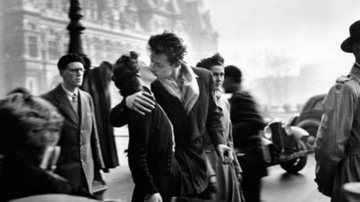 Reprodução da fotografia 'O beijo no Hôtel de Ville' - Reprodução/Robert Doisneau