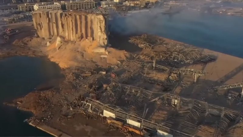 Imagem aérea do porto afetado após explosão de armazenamento - Divulgação/YouTube/Sky News/05.08.2020