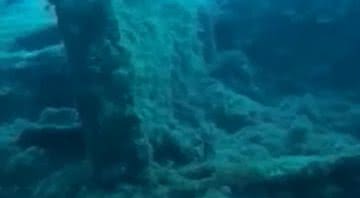 Parte de um barco no fundo do mar - Divulgação / YouTube / CGTN America