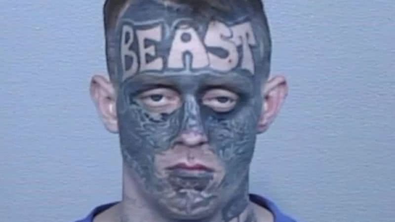 Jaimes Sutton, foragido na Austrália com a palavra 'fera' tatuada na testa - Divulgação/Polícia de Albury