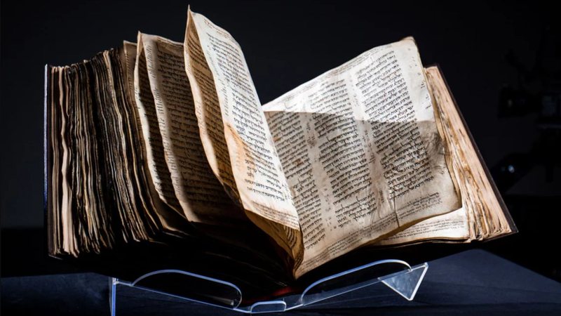 Fotografia da Bíblia Hebraica sendo leiloada - Divulgação/ Sotheby's