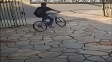 Momento em que a bicicleta é roubada - Divulgação/YouTube/UOL