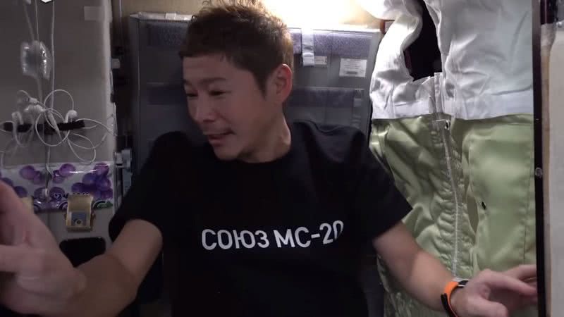 Yusaku Maezawa em um módulo dentro da ISS - Divulgação / YouTube / Yusaku Maezawa