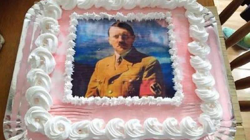 Bolo com a imagem de Adolf Hitler - Divulgação/Facebook