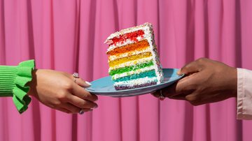 Imagem meramente ilustrativa de bolo inspirado na bandeira LGBTQ+ - Divulgação/ Freepik/ Licença livre
