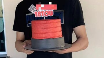 Jovem comemora aniversário com suástica em bolo - Divulgação / Redes Sociais