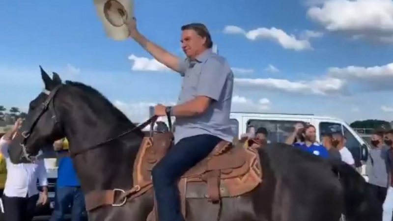 Bolsonaro em cima de um cavalo neste sábado, 15 - Divulgação/Vídeo