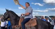 Bolsonaro em cima de um cavalo neste sábado, 15 - Divulgação/Vídeo