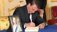 Bolsonaro assina livro de condolências da rainha Elizabeth II - Getty Images