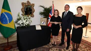 Jair e Michelle Bolsonaro após assinarem o livro de condolências - Divulgação / Redes Sociais / Twitter / @mhopkinsfco
