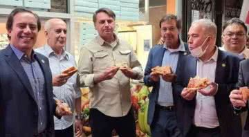 Bolsonaro come pizza junto de ministros - Divulgação / Instagram / Gilson Machado