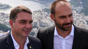 Imagem de Flávio Bolsonaro e Eduardo Bolsonaro - Getty Images