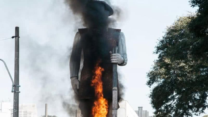 Estátua de Borba Gato queimada durante manifestação - Divulgação/Daniel Eduardo (@danieleduardo_)