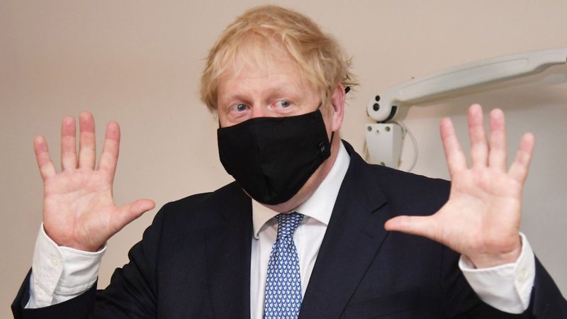 Boris Johnson usa máscara e levanta as mãos - Getty Images