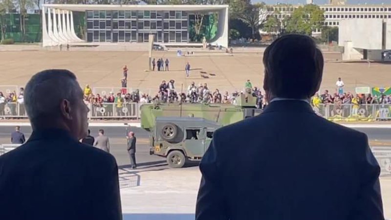 Bolsonaro acompanha o desfile