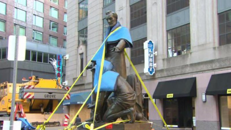 Estátua sendo retirada em Boston, Estados Unidos - Divulgação/Twitter/@bennyjohnson