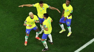 Imagem de jogadores brasileiros comemorando gol contra Coreia do Sul - Getty Images