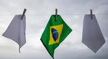 Bandeira do Brasil disposta junto de bandeiras brancas - Getty Images