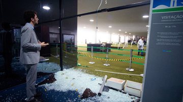 Imagem de destruição por golpistas bolsonaristas no Congresso - Getty Images