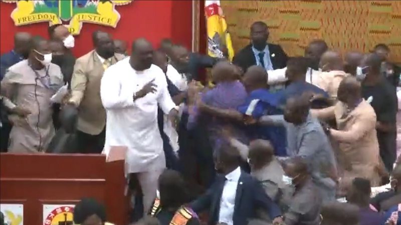 Deputados de Gana durante debate no parlamento