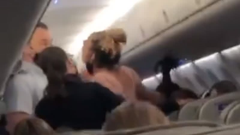 Cena do vídeo em que ocorre a confusão no avião - Divulgação/Instagram/@gossipnoinsta