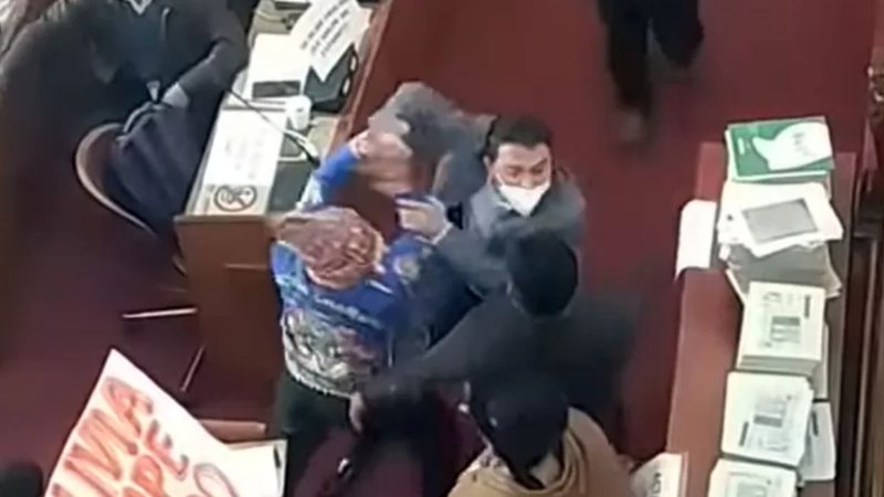 Políticos da Bolívia se agredindo durante sessão pública - Divulgação//Correo del Sur