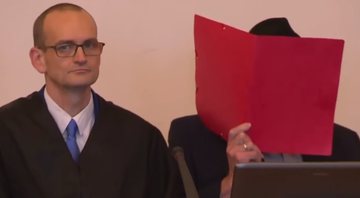 Bruno Dey (com a pasta vermelha) em seu julgamento ao lado do advogado - Divulgação/Youtube/Time