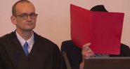 Bruno Dey (com a pasta vermelha) em seu julgamento ao lado do advogado - Divulgação/Youtube/Time