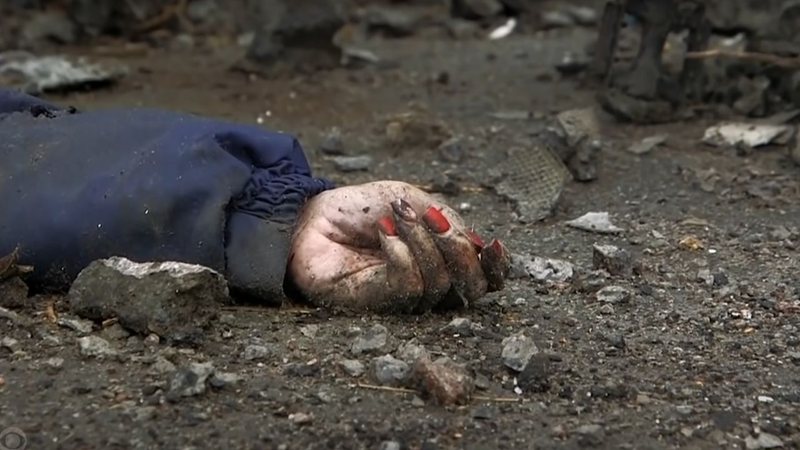 Fotografia de mão de cadáver em Bucha - Divulgação/ Youtube/ CBS Evening News