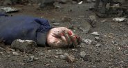 Fotografia de mão de cadáver em Bucha - Divulgação/ Youtube/ CBS Evening News