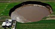 Imagem aérea da cratera que se abriu no México - Divulgação/Youtube/ News 12AM